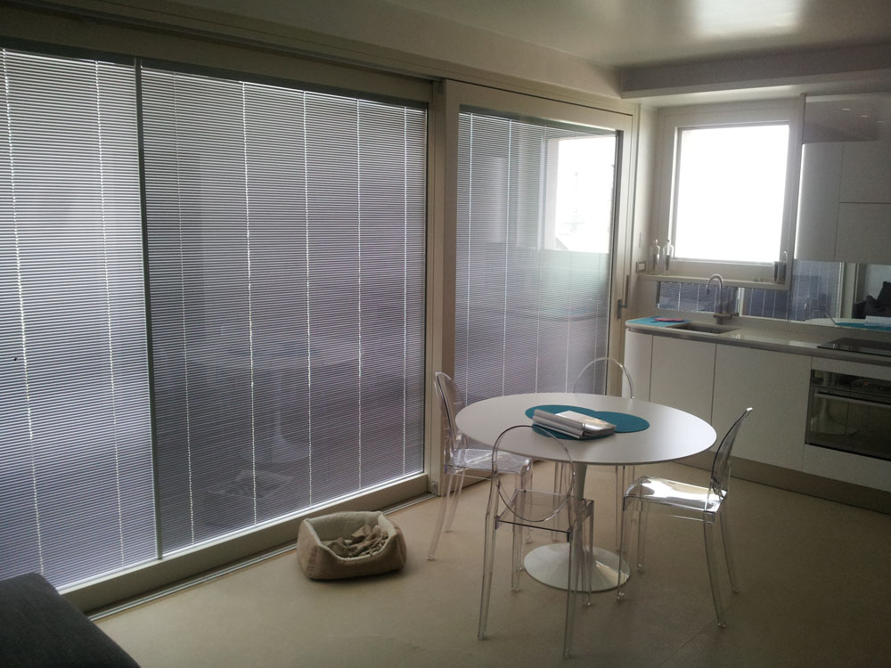 Serramento moderno legno alluminio, San Bartolomeo al Mare — foto 2