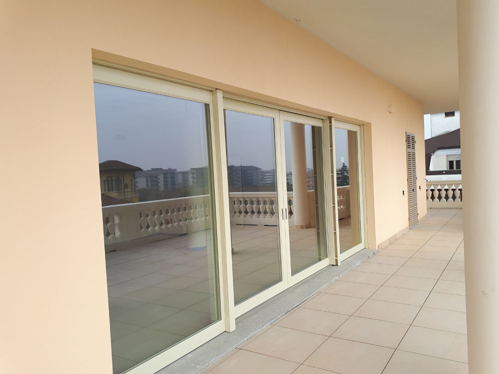 Serramento moderno laccato, Casale Monferrato — foto 2