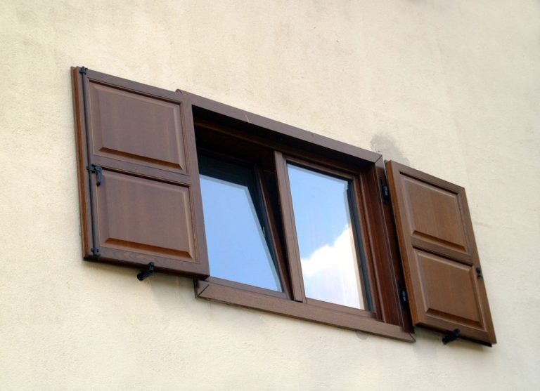 Serramento monoblocco moderno mordenzato · Antone pannellato mordenzato