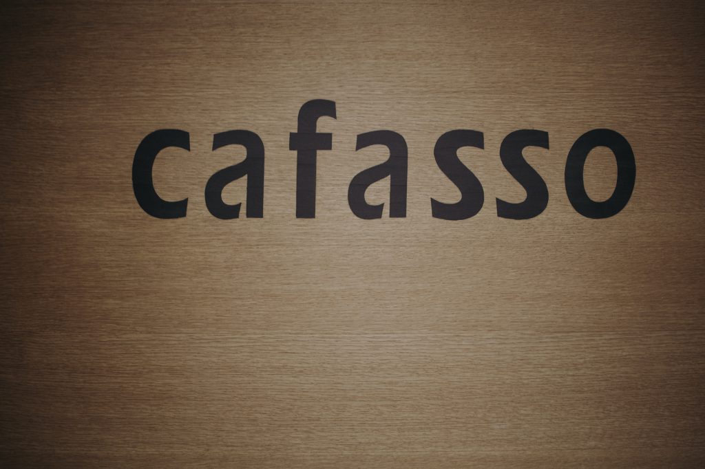 Il marchio Cafasso inciso sulla parete dello showroom