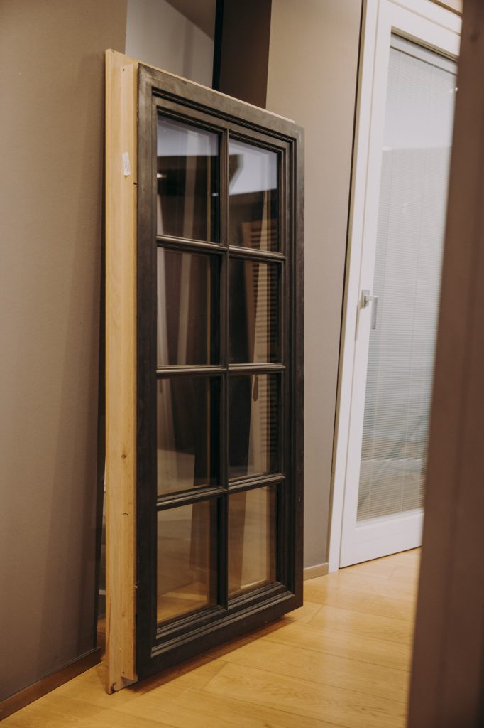 Finestra a inglesina in showroom