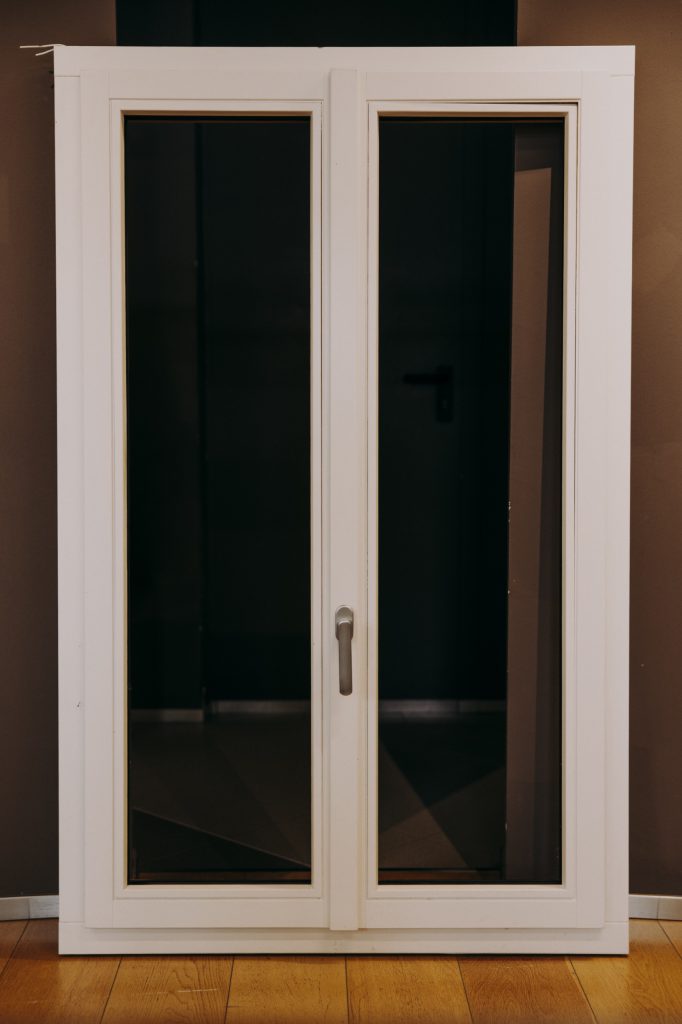 Finestra in legno a due ante esposta in showroom