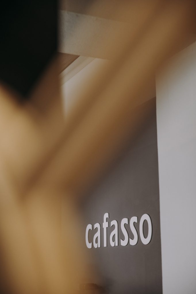Dettaglio del marchio Cafasso su vetro