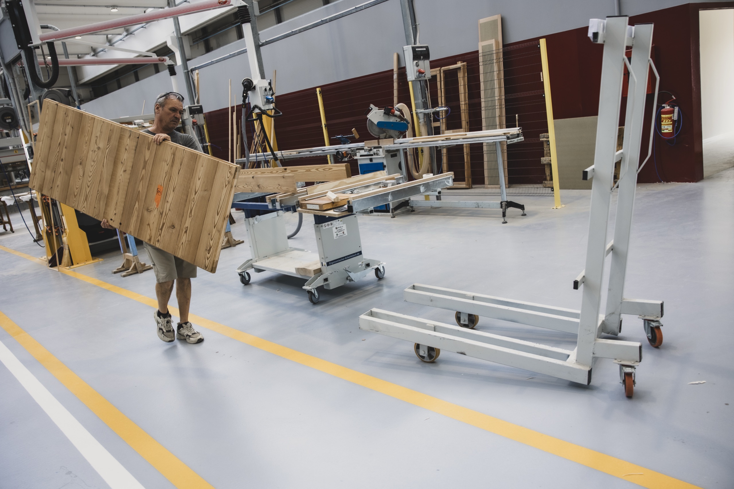 Mani di un artigiano Cafasso al lavoro su un serramento in legno