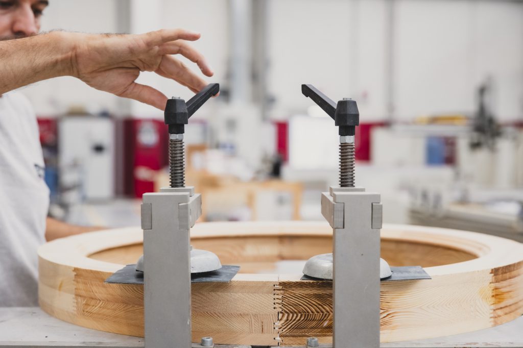 Mani di un artigiano Cafasso al lavoro su un serramento in legno