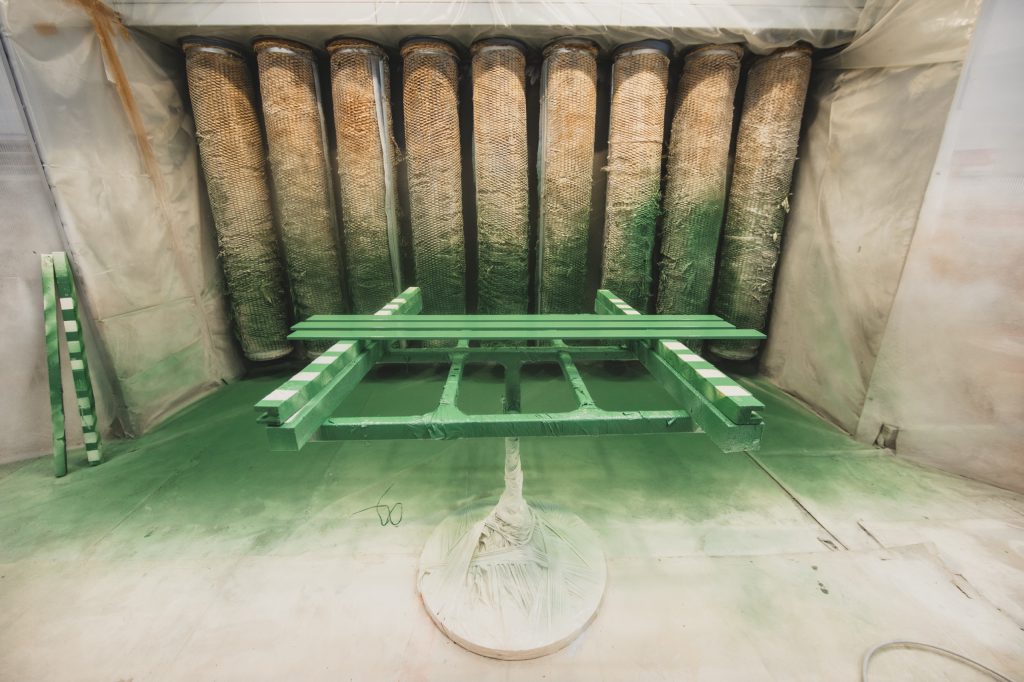 Fase di impregnazione ed essiccazione del legno nel laboratorio Cafasso