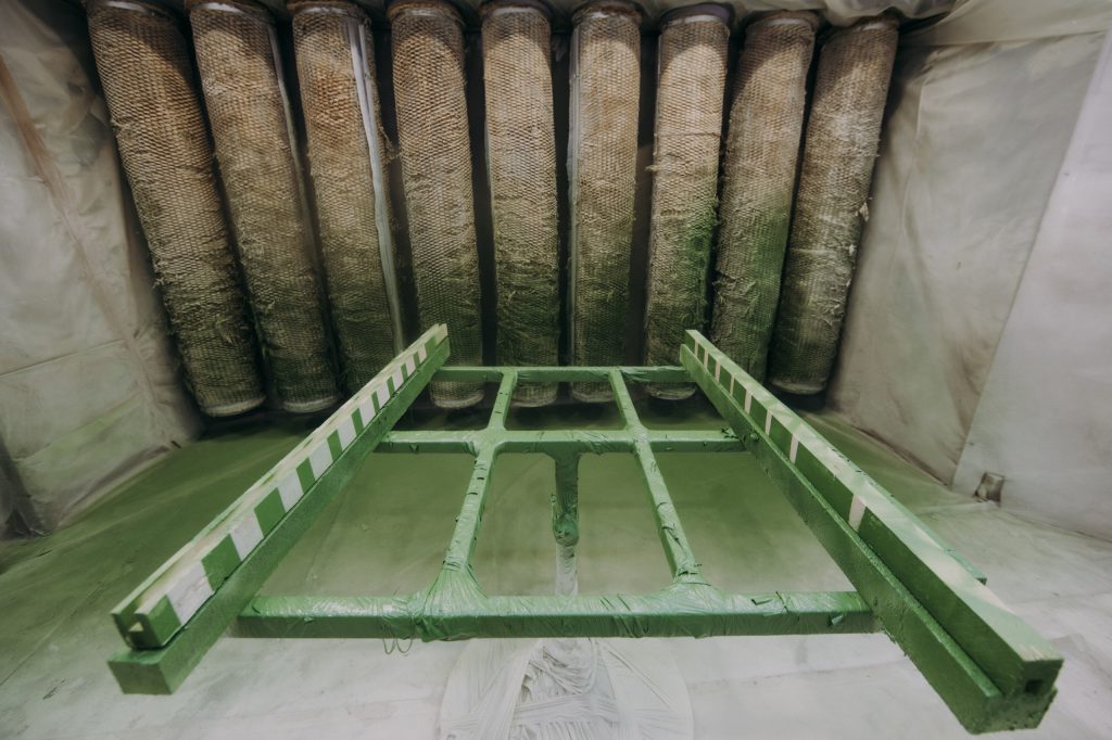 Fase di impregnazione ed essiccazione del legno nel laboratorio Cafasso