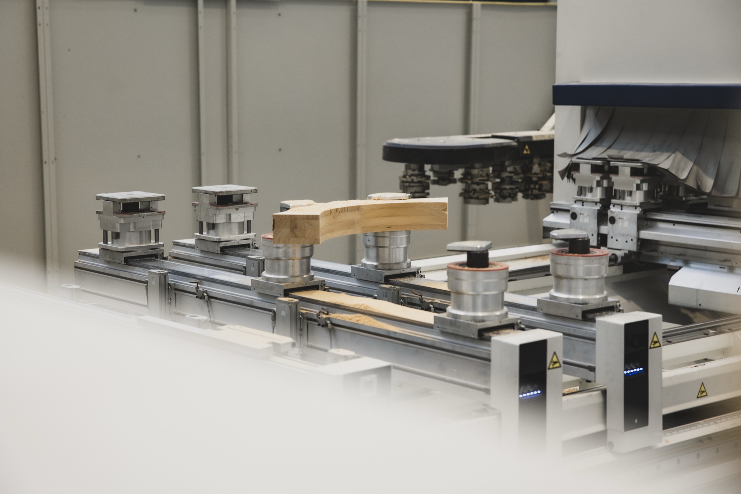 Lavorazione a controllo numerico di un profilo in legno nel laboratorio Cafasso