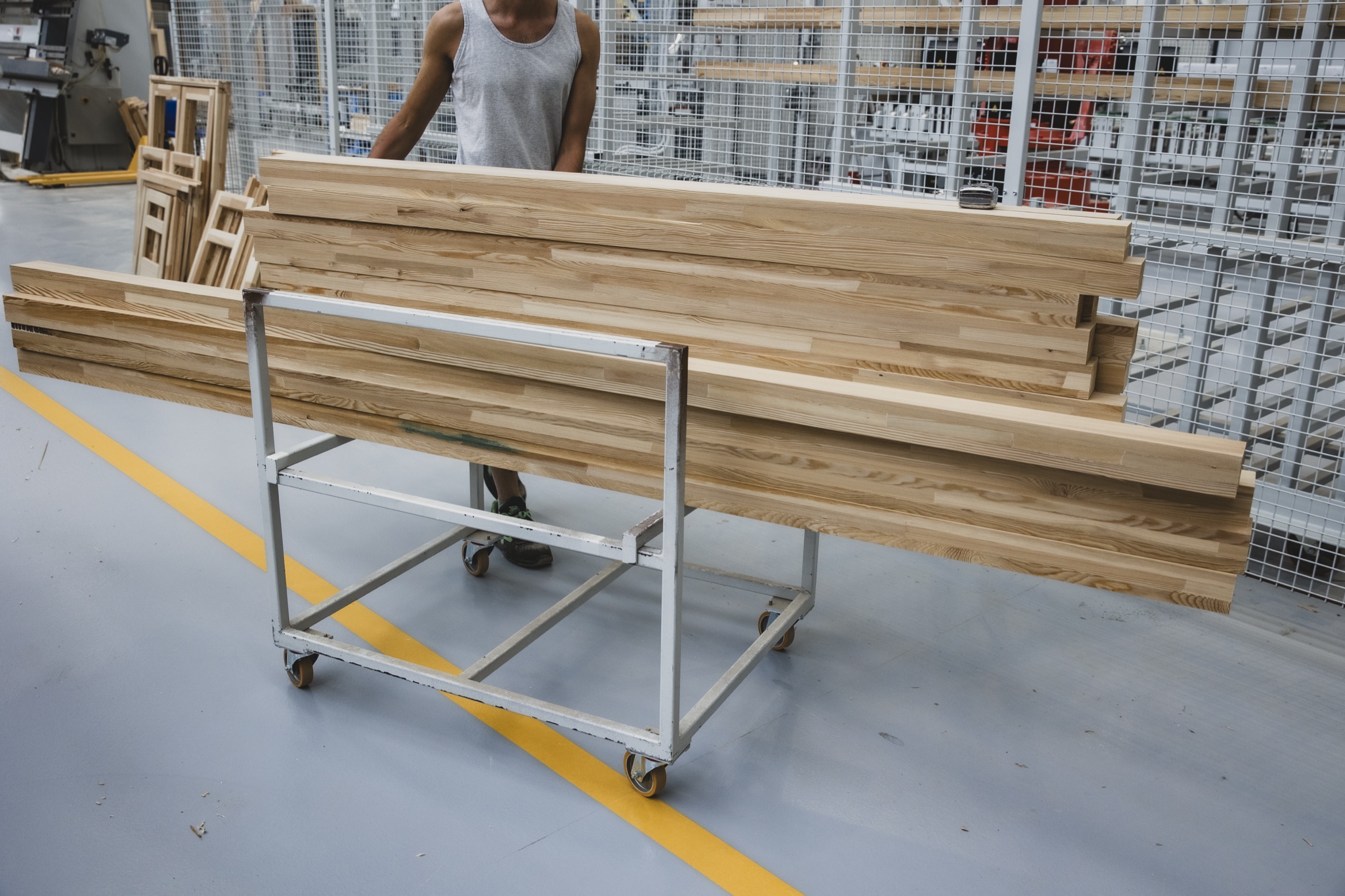 Legno grezzo in attesa di lavorazione nel magazzino Cafasso