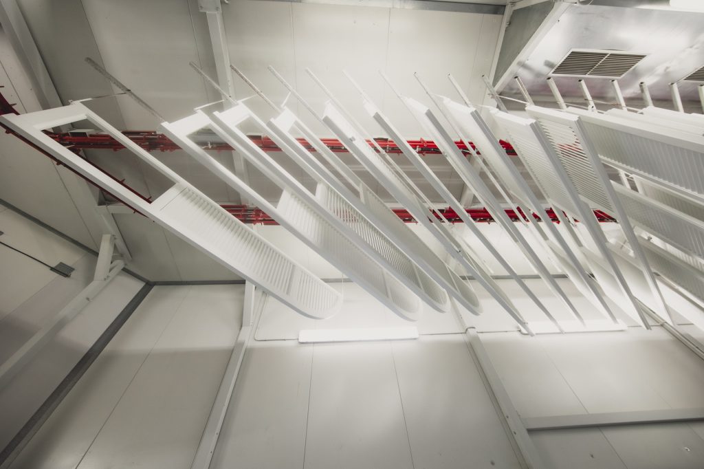 Fase di verniciatura di un serramento in legno nel laboratorio Cafasso
