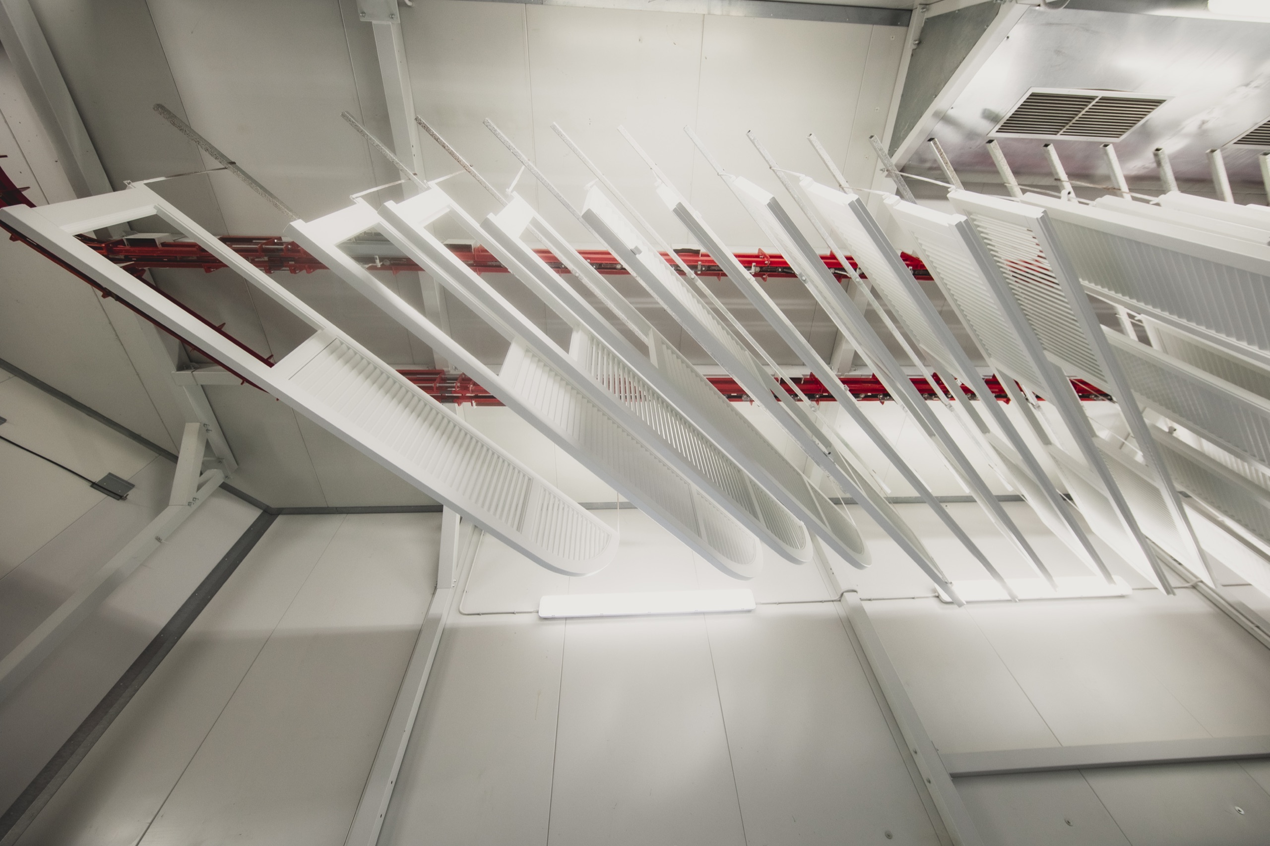 Fase di verniciatura di un serramento in legno nel laboratorio Cafasso