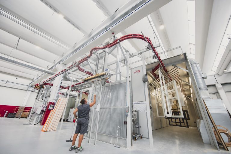 Fase di verniciatura di un serramento in legno nel laboratorio Cafasso