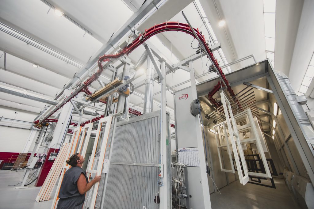 Fase di verniciatura di un serramento in legno nel laboratorio Cafasso