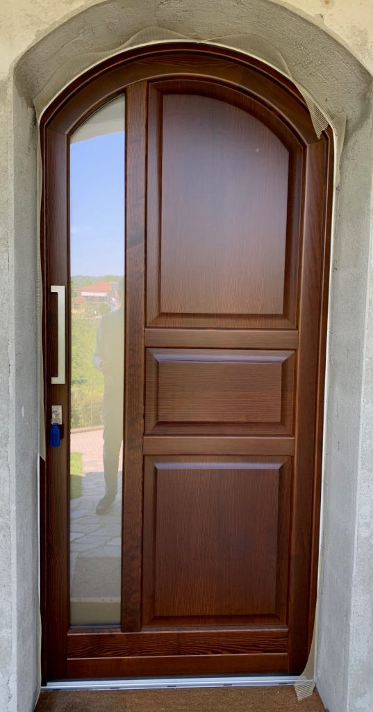 Portoncino in legno centinato, a tre specchiature, con vetro laterale