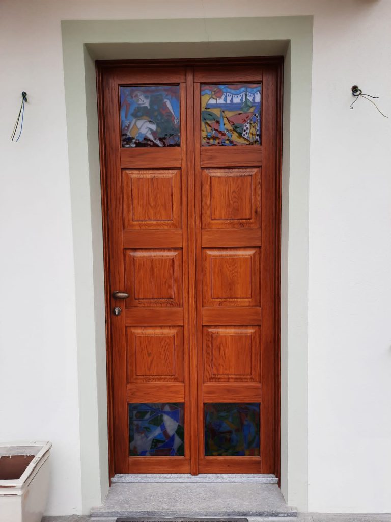 Portoncino in legno a due ante con specchiature e vetri artistici colorati