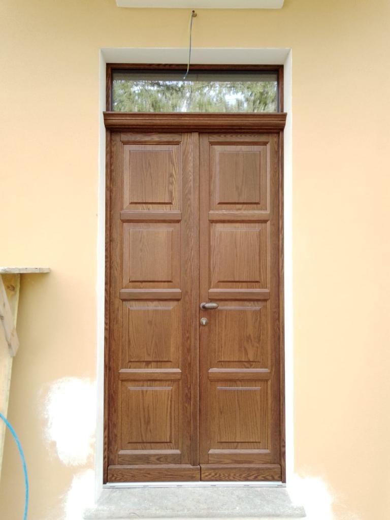 Portoncino in legno a due ante con specchiature e sopraluce vetrato