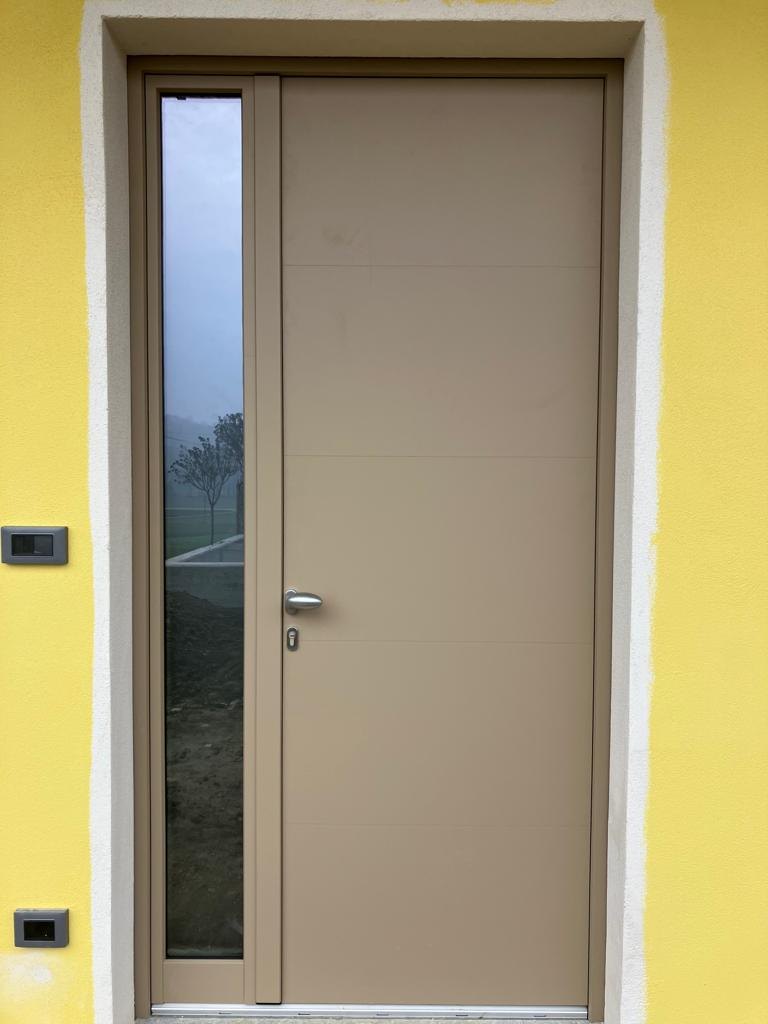 Portoncino d’ingresso color tortora, liscio, con vetro laterale