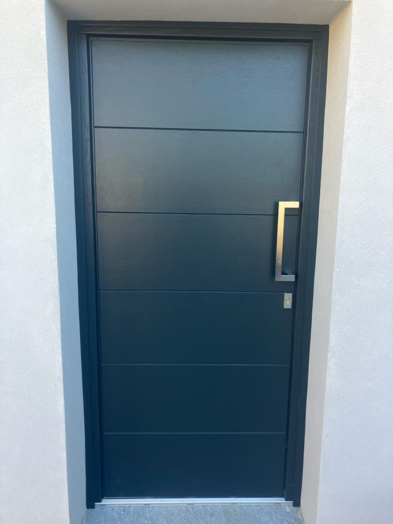 Portoncino d’ingresso blu scuro a doghe orizzontali con maniglione verticale